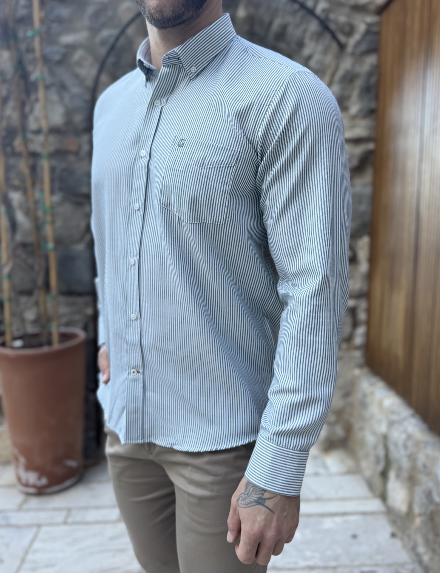 Ανδρικό πράσινο ριγέ πουκάμισο με γιακά και τσέπη στο στήθος 562P φωτογραφία